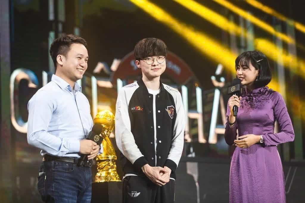 Những "Bóng Hồng" Esports Tự Hào Với Áo Dài
